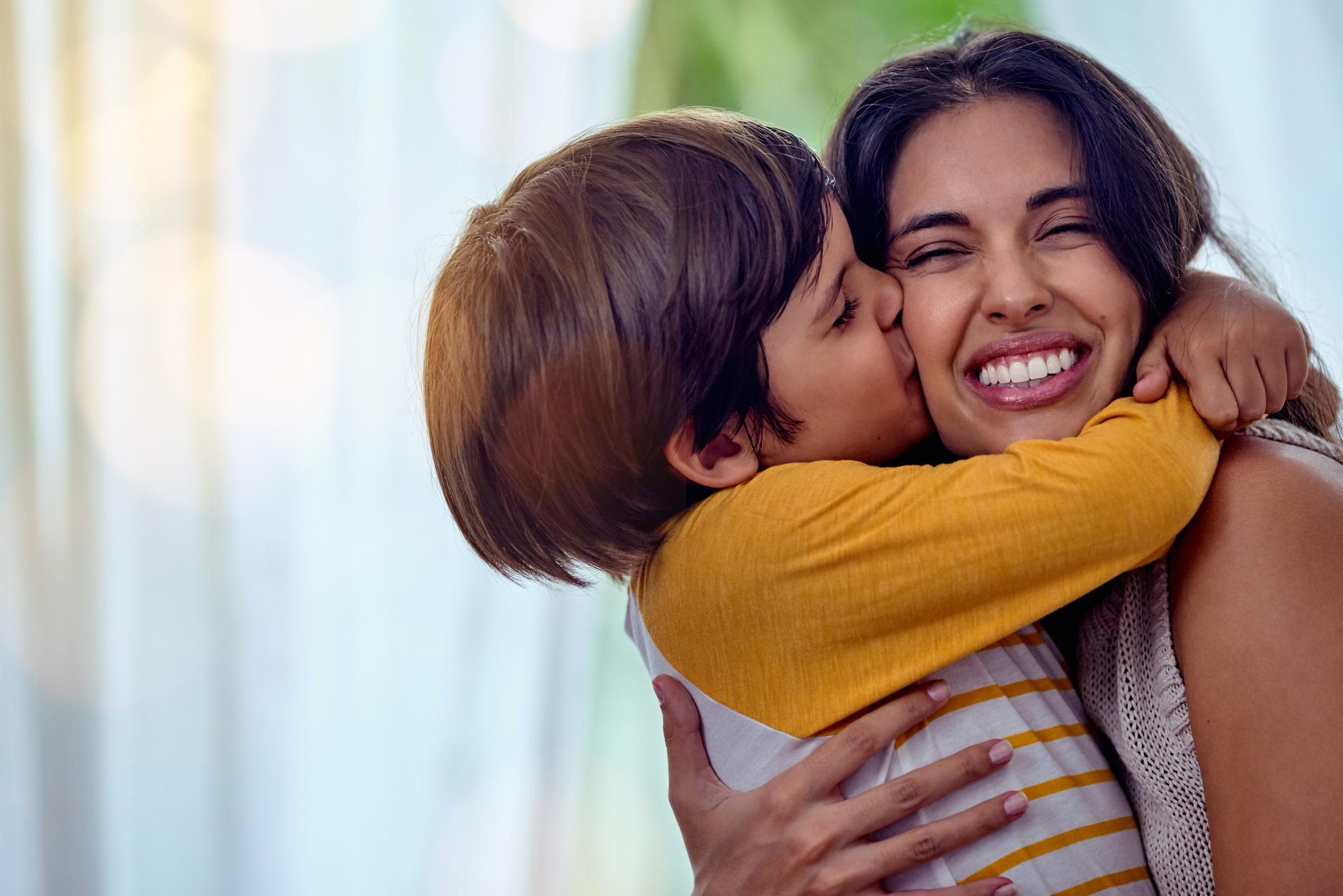 Во сне обнимать сына. Family hugs. Maman Biy. Family hugging.